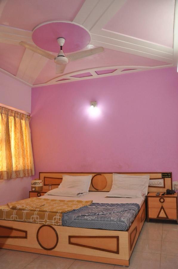 Hotel Gokul Gandhinagar Buitenkant foto